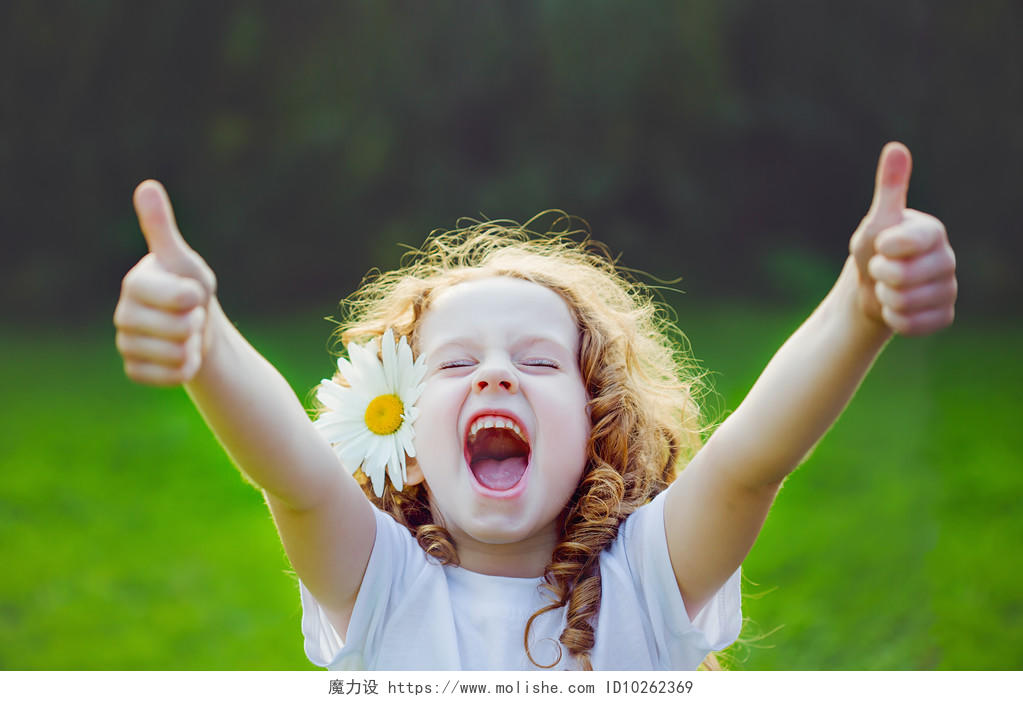 一个可爱的女孩 竖起大拇指加油点赞微笑的小孩笑脸笑容点赞手势